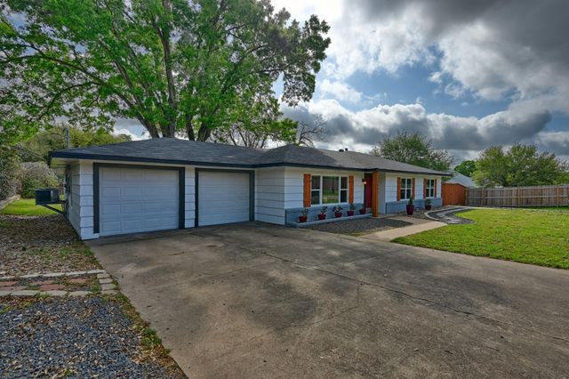 1607 S Chappell Hill Street, Brenham, TX 77833