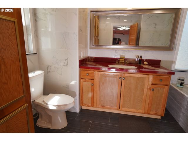 2210 N BROUGHTON Dr, Portland, OR 97217