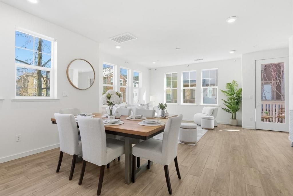 Image 10 of property listing at 535 San Lorenzo Terrace 1, Sunnyvale, CA 94085