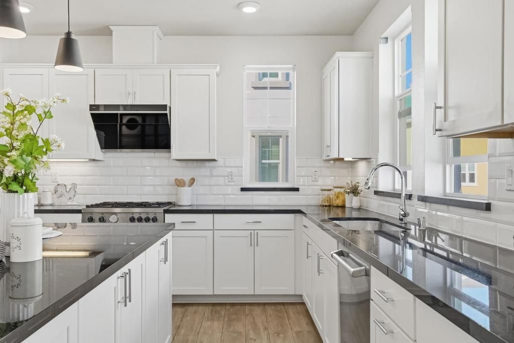 Image 12 of property listing at 535 San Lorenzo Terrace 1, Sunnyvale, CA 94085