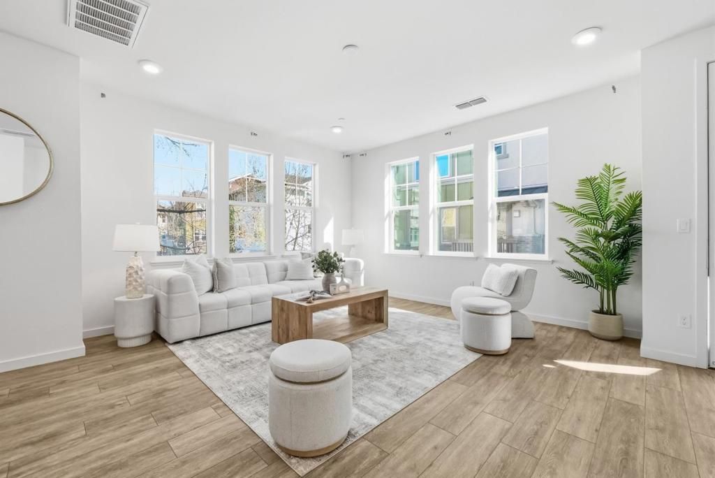 Image 3 of property listing at 535 San Lorenzo Terrace 1, Sunnyvale, CA 94085