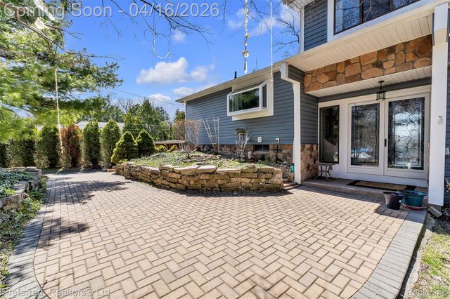 3525 Whitfield Drive, Waterford Charter Township, MI 48329