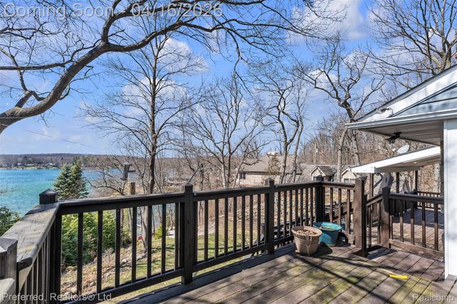 3525 Whitfield Drive, Waterford Charter Township, MI 48329