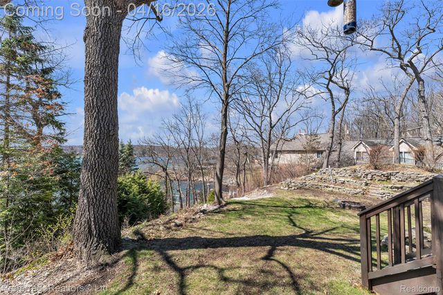 3525 Whitfield Drive, Waterford Charter Township, MI 48329