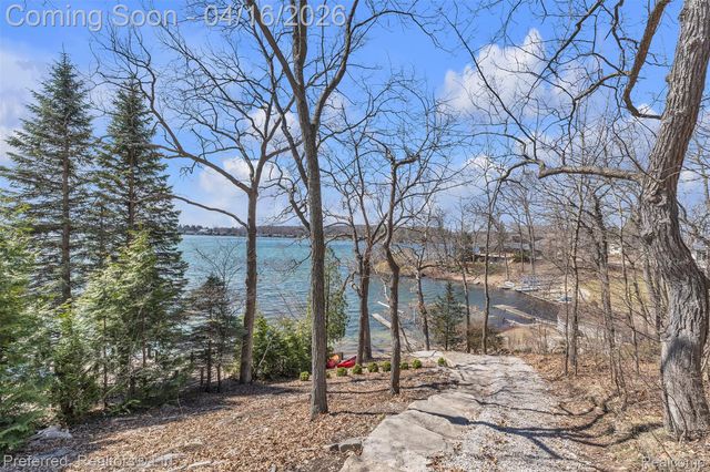 3525 Whitfield Drive, Waterford Charter Township, MI 48329