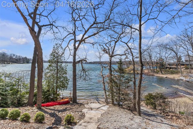 3525 Whitfield Drive, Waterford Charter Township, MI 48329