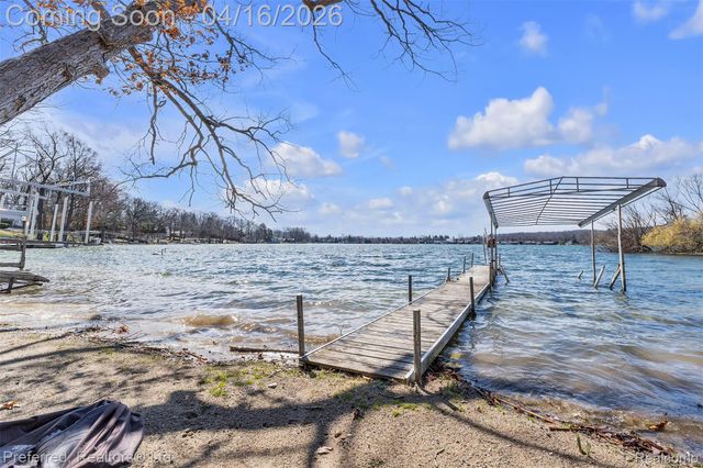 3525 Whitfield Drive, Waterford Charter Township, MI 48329