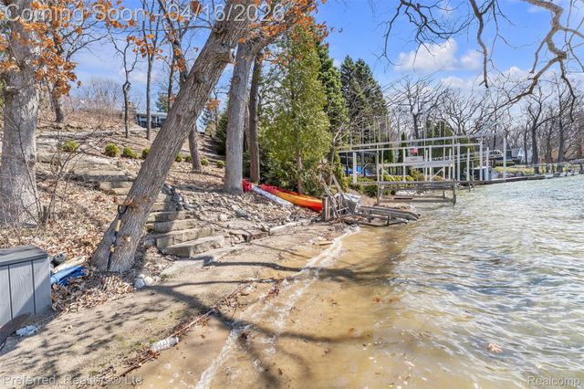 3525 Whitfield Drive, Waterford Charter Township, MI 48329