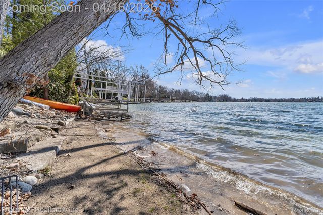 3525 Whitfield Drive, Waterford Charter Township, MI 48329