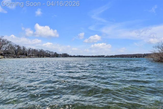 3525 Whitfield Drive, Waterford Charter Township, MI 48329