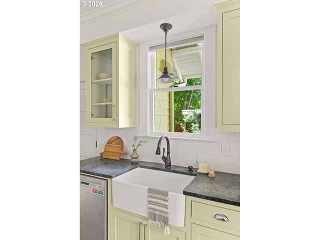 2415 Ne 15TH Ave, Portland, OR 97212