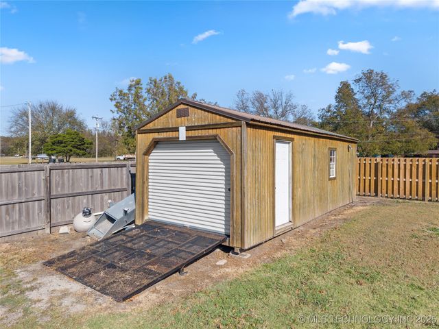 300 S 1st Street, Dougherty, OK 73032
