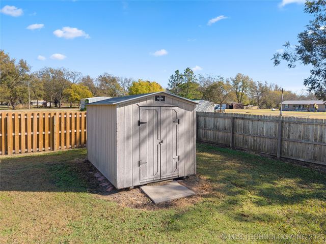 300 S 1st Street, Dougherty, OK 73032