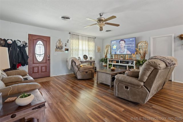 300 S 1st Street, Dougherty, OK 73032