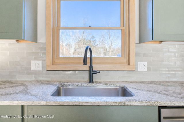 28 Juniper Lane, Athens, NY 12015