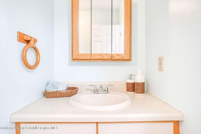 28 Juniper Lane, Athens, NY 12015