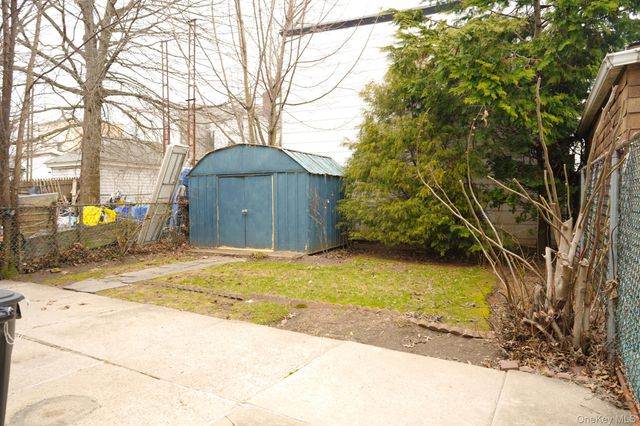 80-33 90TH Road, Woodhaven, NY 11421