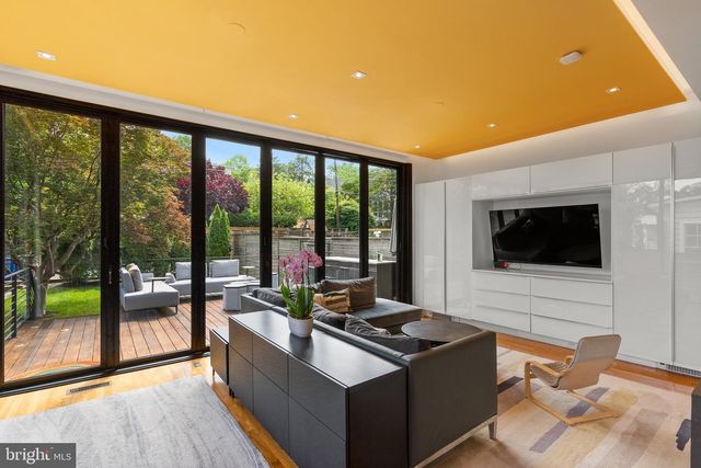 2815 39TH ST NW, Washington, DC 20007