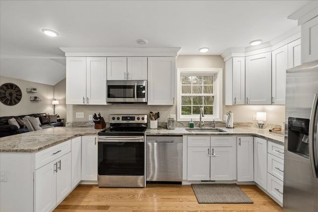 63 Chester Turnpike, Hooksett, NH 03106