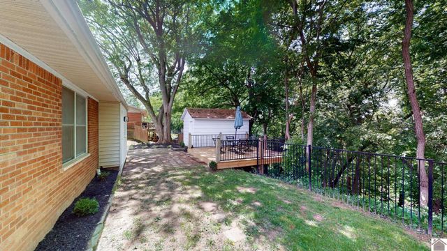 290 Riverside Dr, Paducah, KY 42003