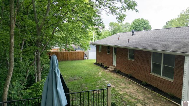 290 Riverside Dr, Paducah, KY 42003
