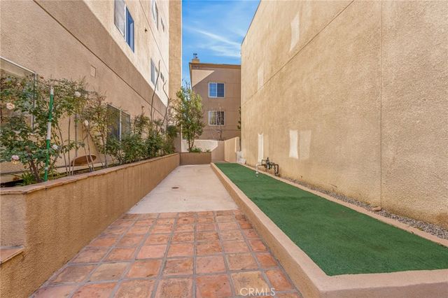 10626 Valley Spring 103, Toluca Lake, CA 91602