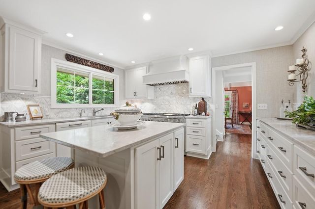 7904 Bristol Court, Prairie Village, KS 66208