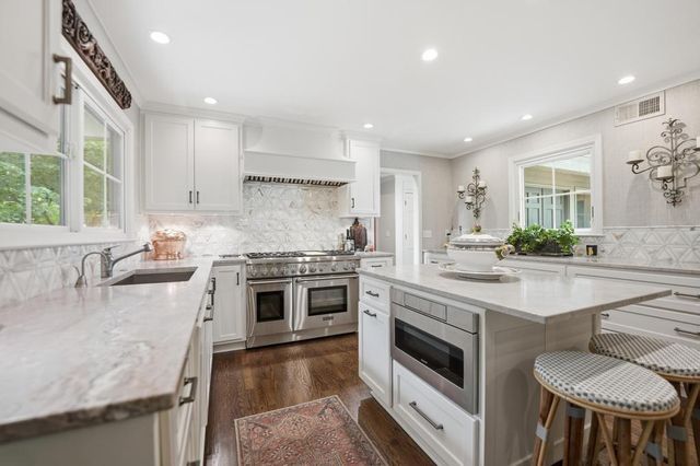 7904 Bristol Court, Prairie Village, KS 66208