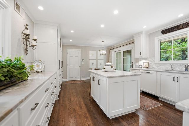 7904 Bristol Court, Prairie Village, KS 66208