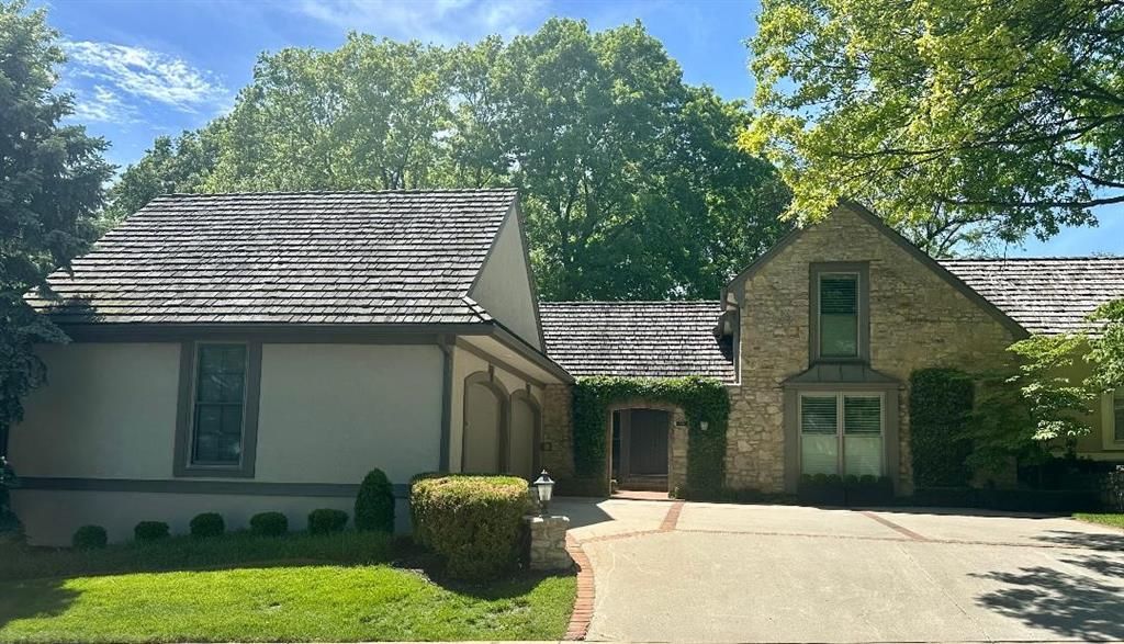 7904 Bristol Court, Prairie Village, KS 66208