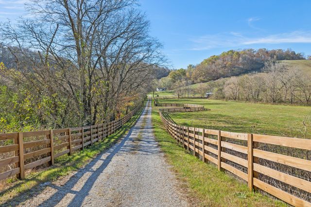 1277 Campbellsville Pike, Lynnville, TN 38472