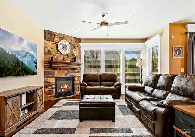 489 W Dreyfuss St, Meridian, ID 83646