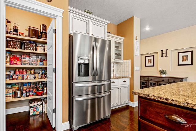 489 W Dreyfuss St, Meridian, ID 83646