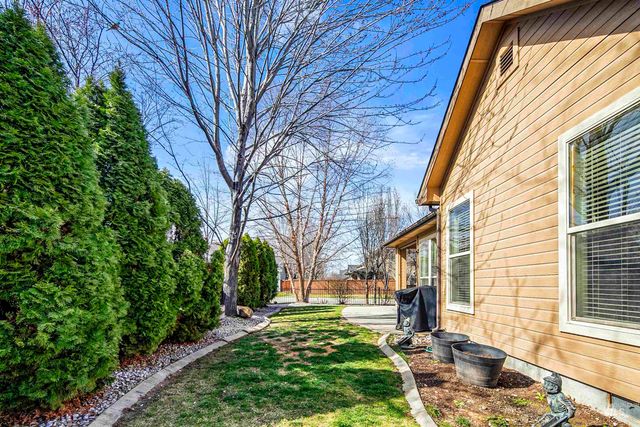 489 W Dreyfuss St, Meridian, ID 83646