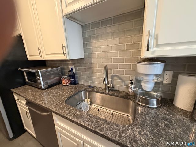 1000 Knapps Highway 14, Fairfield, CT 06825