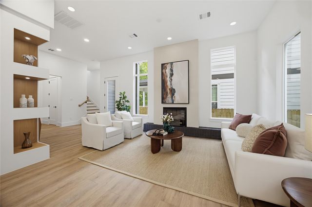 1004 E 35th Street, Houston, TX 77022