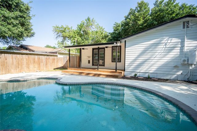 908 Kent ST, Taylor, TX 76574