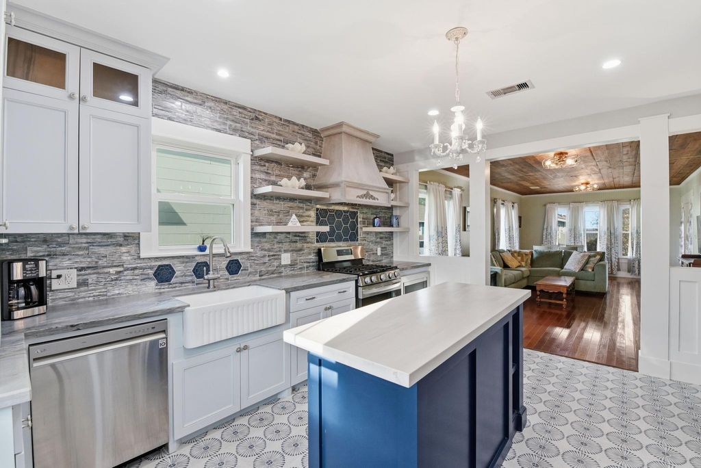 2415 38th Street, Galveston, TX 77550