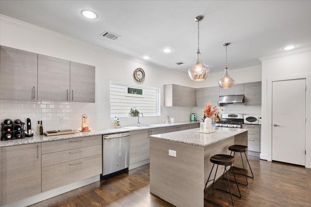 1333 W 22nd Street F, Houston, TX 77008