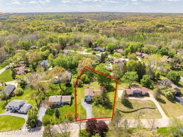 3338 Serenity Road, Oakland Charter Township, MI 48363