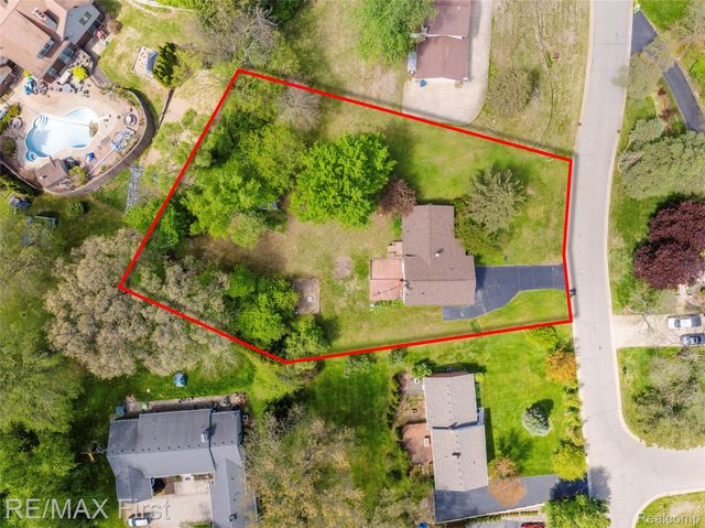 3338 Serenity Road, Oakland Charter Township, MI 48363