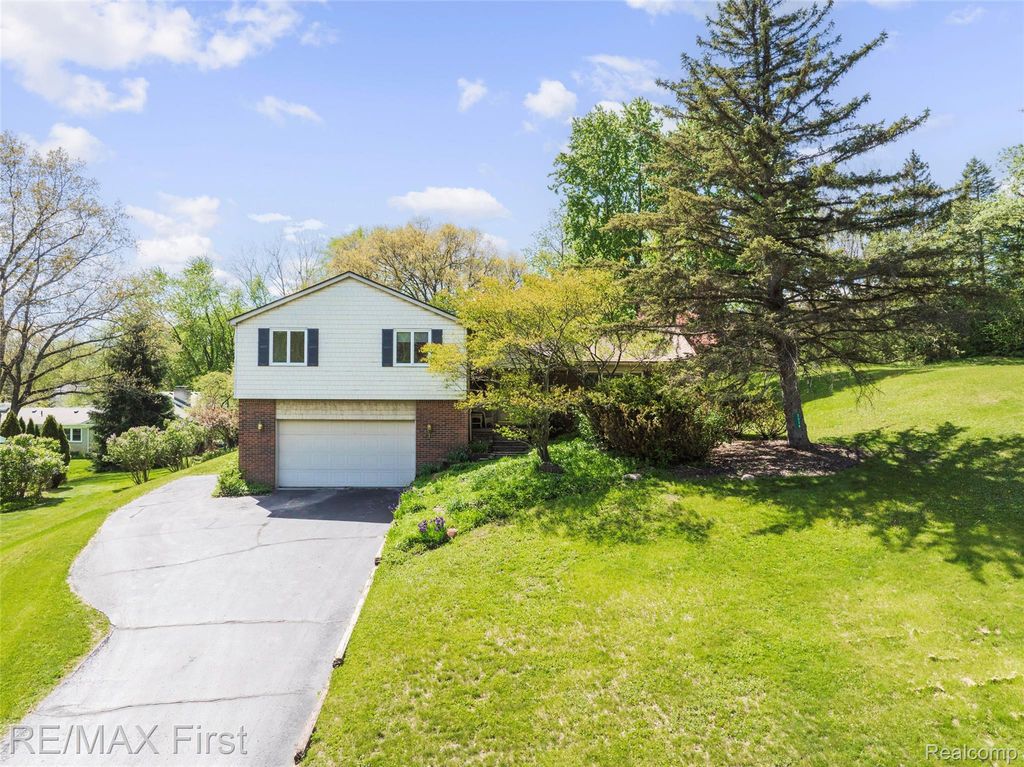 3338 Serenity Road, Oakland Charter Township, MI 48363
