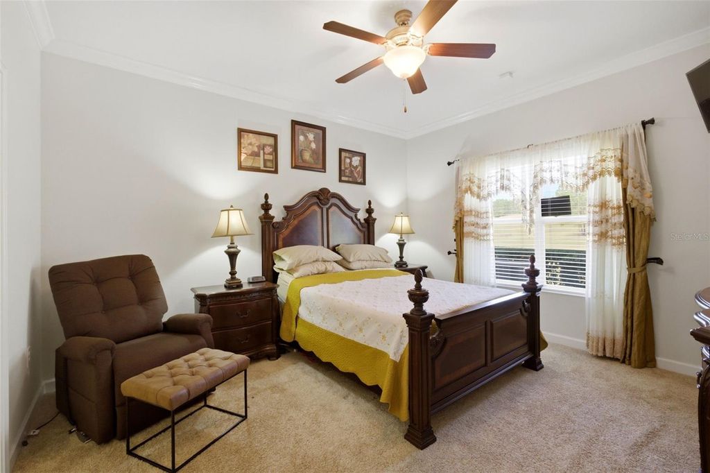 Image 15 of property listing at 3624 SOLANA CIRCLE B, Clermont, FL 34711