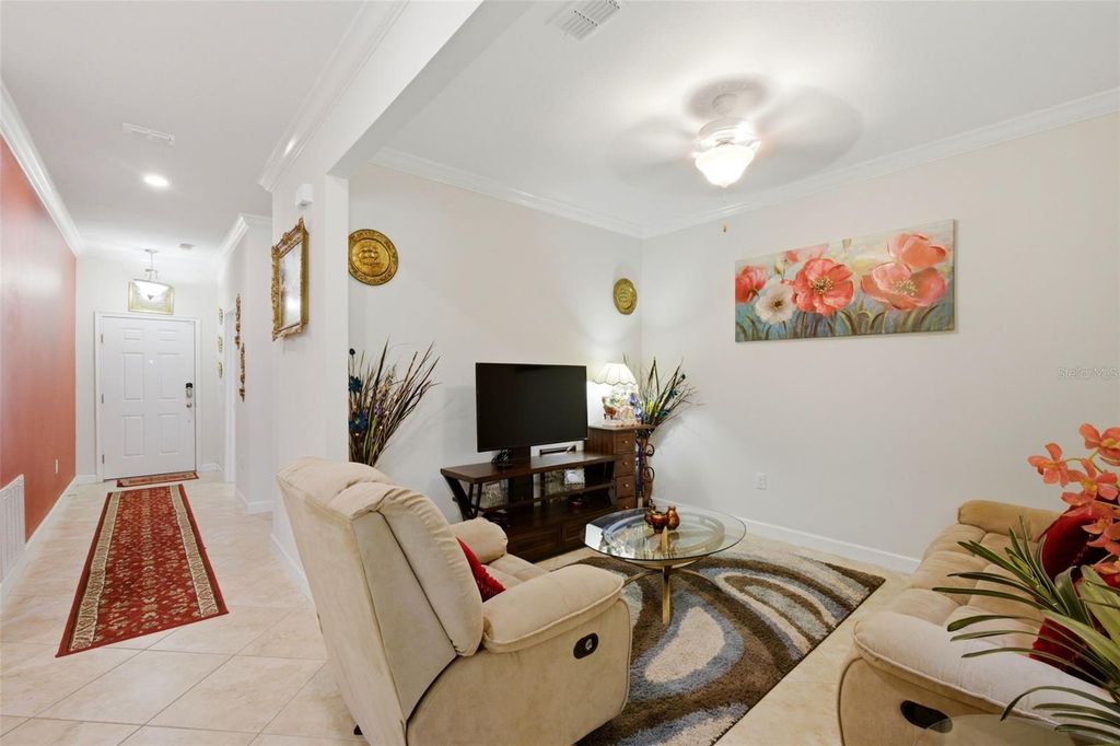Image 3 of property listing at 3624 SOLANA CIRCLE B, Clermont, FL 34711