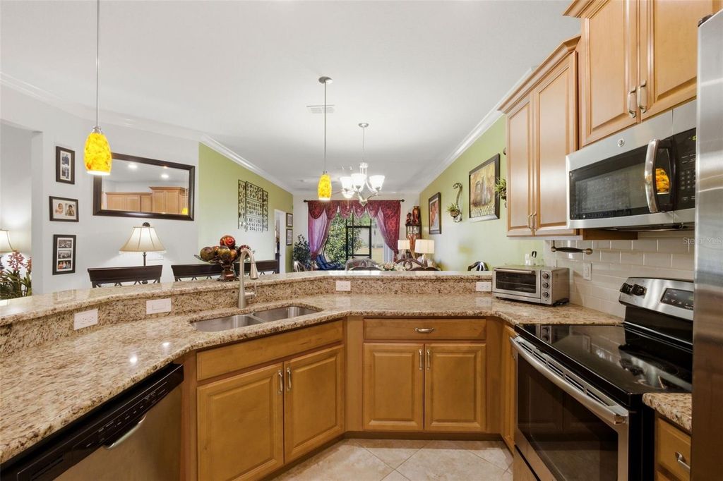 Image 7 of property listing at 3624 SOLANA CIRCLE B, Clermont, FL 34711