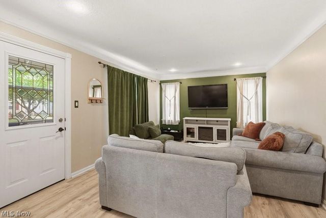 5066 W 6th Street, Brooklyn Heights, OH 44131