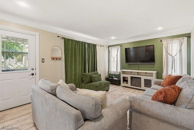 5066 W 6th Street, Brooklyn Heights, OH 44131