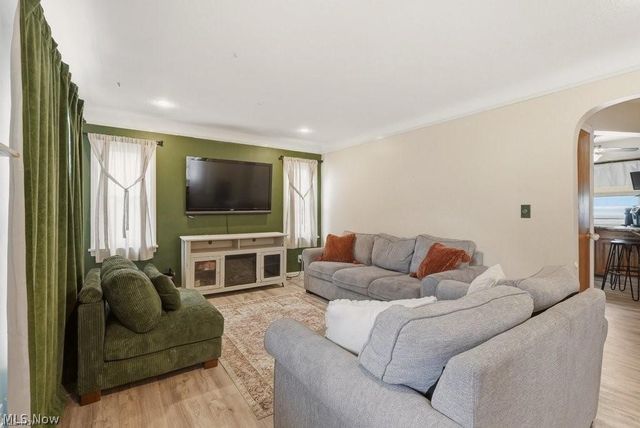 5066 W 6th Street, Brooklyn Heights, OH 44131