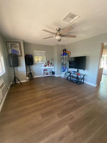 135 Stockton St, Manteca, CA 95337