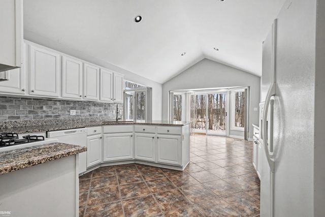 48498 Beacon Square Drive, Macomb Twp, MI 48044